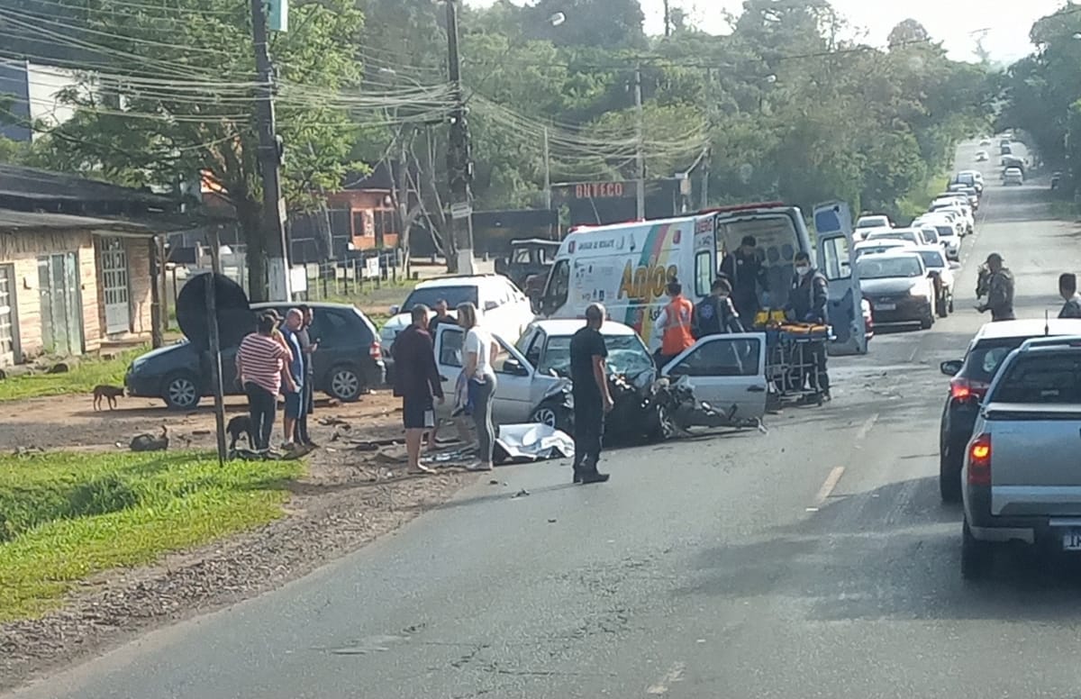 Acidente Entre Carro E Caminhão Deixa Duas Pessoas Feridas Na Ers 020 Em Gravataí 