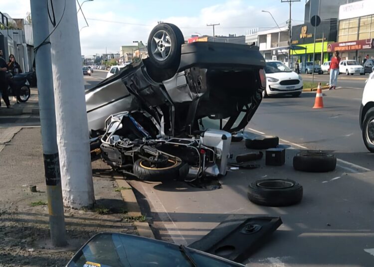 acidente entre carro e moto em Gravataí