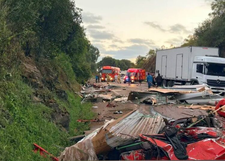 Caminhão tombado em Lagoa Vermelha.