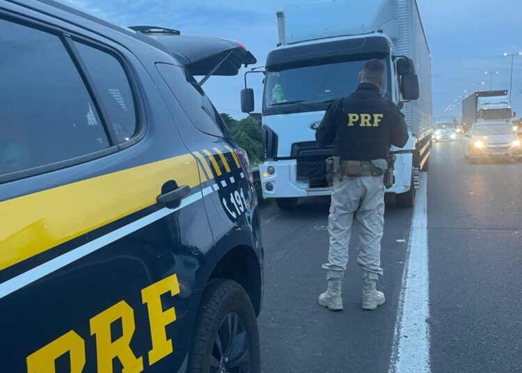 Caminhoneiro embriagado preso na freeway