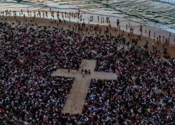 Evento gospel em praia de Santa Catarina.