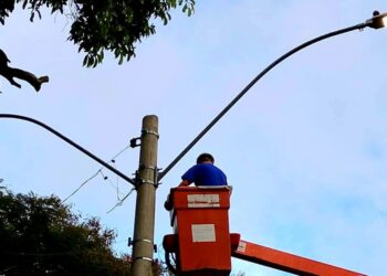 Técnico trocando iluminação pública em Cachoeirinha
