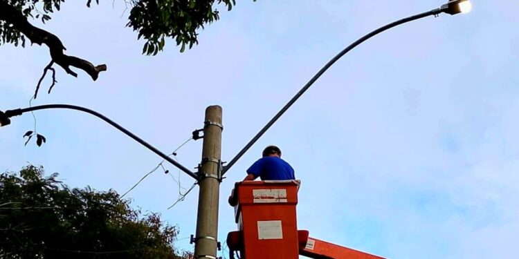 Técnico trocando iluminação pública em Cachoeirinha
