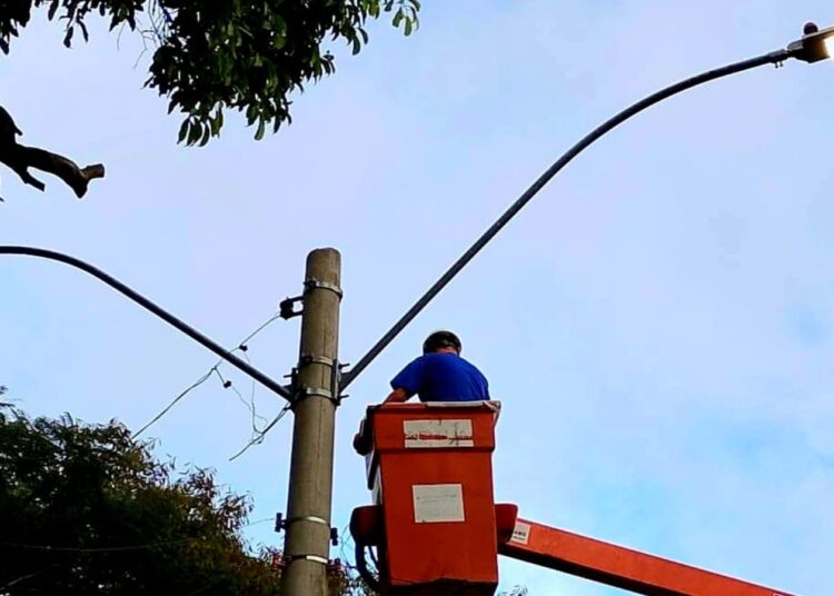 Técnico trocando iluminação pública em Cachoeirinha