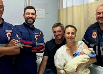 Bebê nasce dentro de ambulância