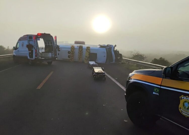 Acidente entre van e carro em Ciríaco.