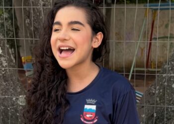 Aluna cantando em escola de Gravataí.