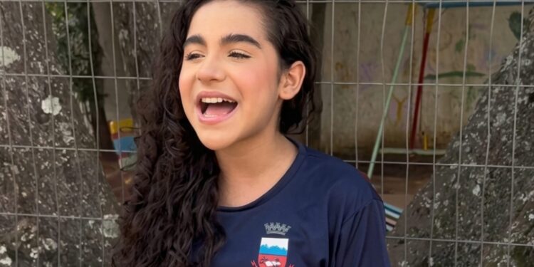 Aluna cantando em escola de Gravataí.