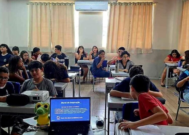 alunos em escola em Cachoeirinha