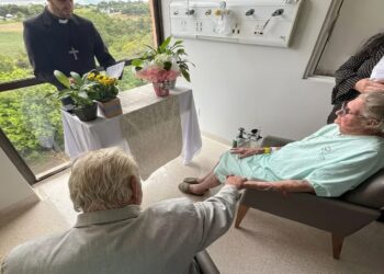 Casa de idosos comemorando 65 anos de casamento.