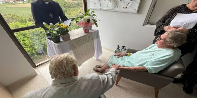 Casa de idosos comemorando 65 anos de casamento.