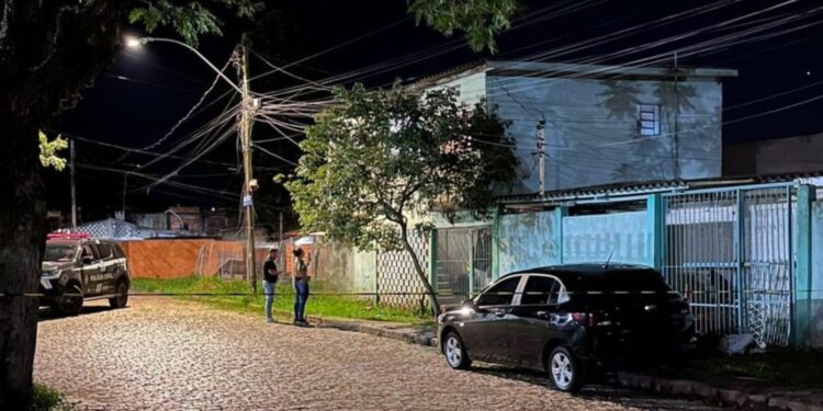 Polícia Civil em frente a casa de motorista de aplicativo em Porto Alegre.