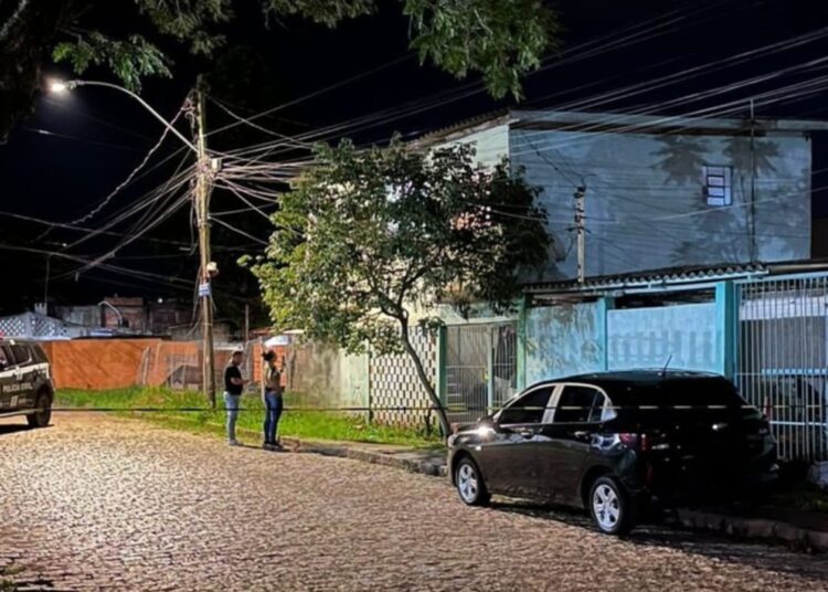 Polícia Civil em frente a casa de motorista de aplicativo em Porto Alegre.