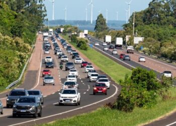 Trânsito na freeway no feriadão.