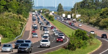 Trânsito na freeway no feriadão.