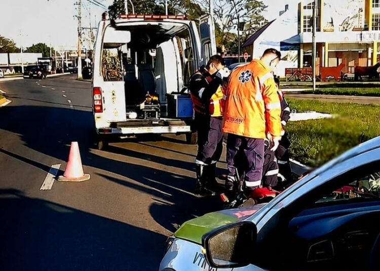 Acidente entre carro e moto em Gravataí.