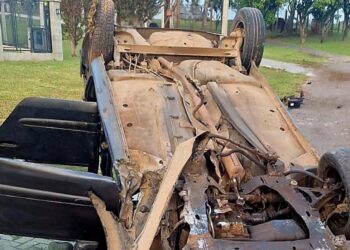 carro capotado em Gravataí
