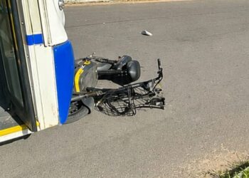 Acidente entre ônibus e ciclomotor elétrico.