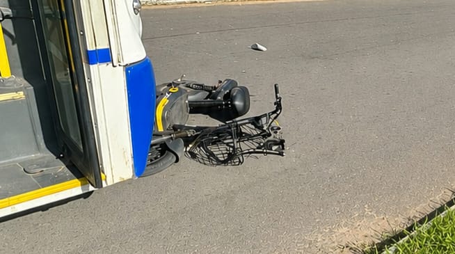 Acidente entre ônibus e ciclomotor elétrico.
