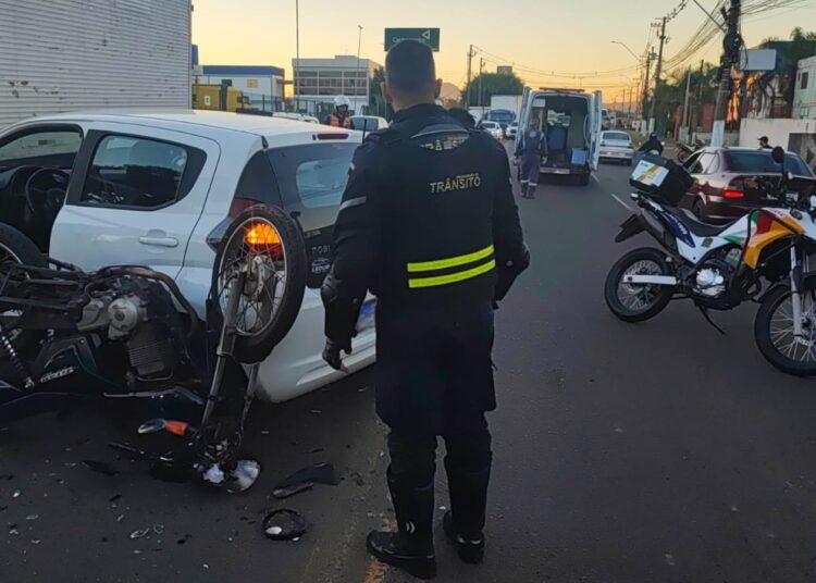 Acidente entre moto e carro em Cachoerinha.