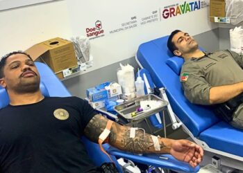 Policiciais doando sangue em Gravataí