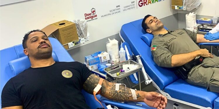 Policiciais doando sangue em Gravataí