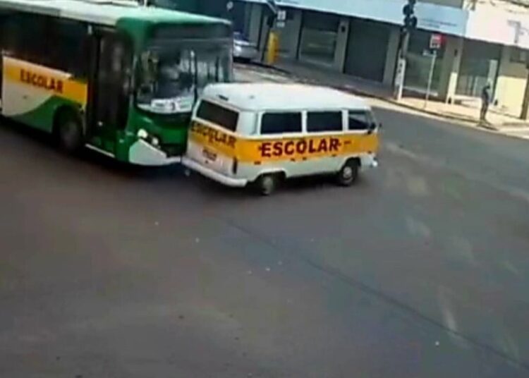 ônibus e kombi escolar