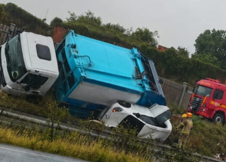 Acidente entre caminhão de lixo e carro.