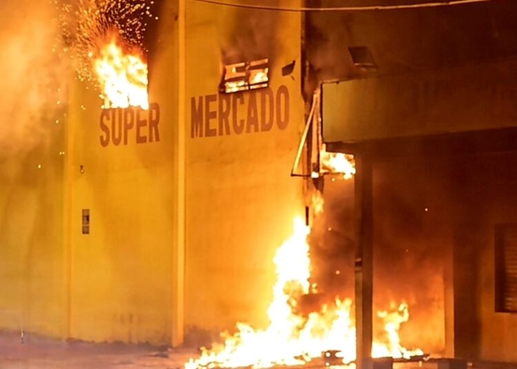 incêndio em supermercado em Gravataí