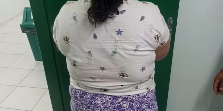 Mulher que fingia ser criança.