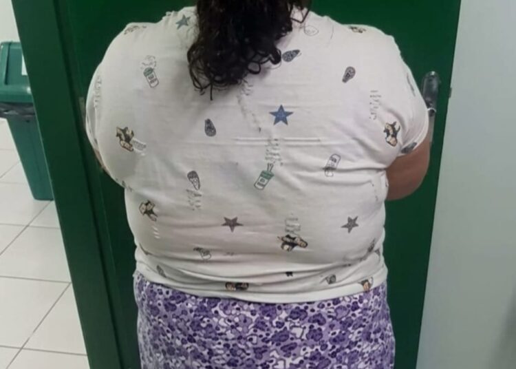 Mulher que fingia ser criança.