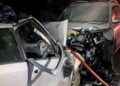 Dois carros após colisão