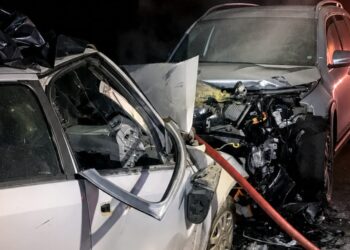 Dois carros após colisão