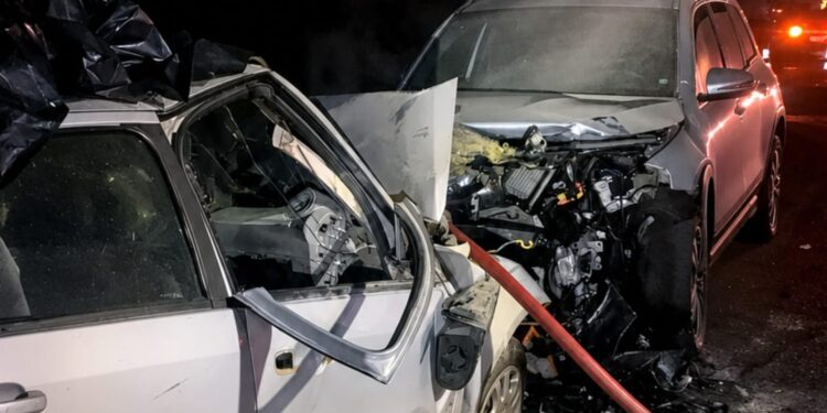 Dois carros após colisão