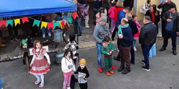 Pessoas na festa julina da Brigada Militar de Gravataí.