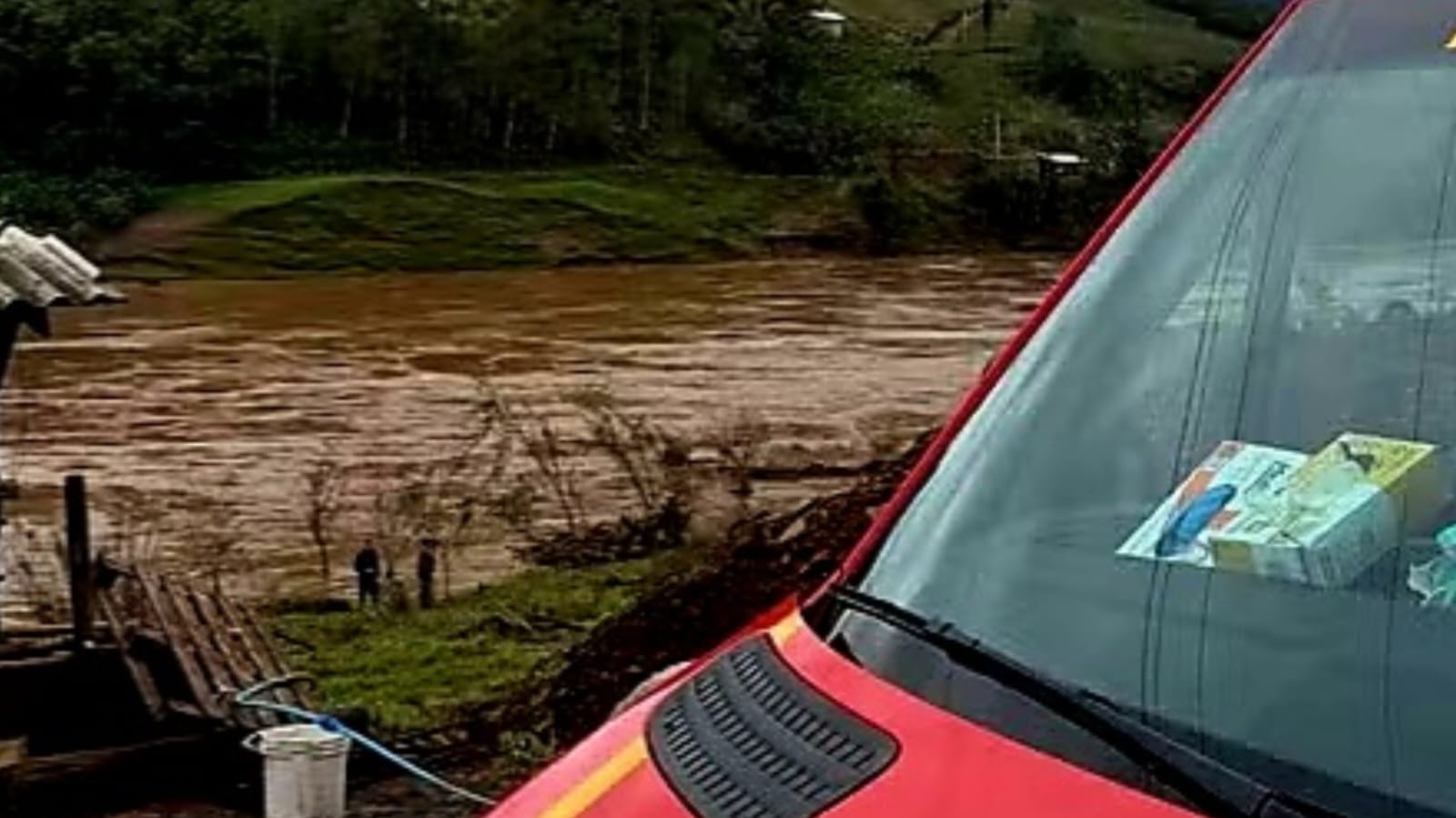 Bombeiros no Rio Taquari