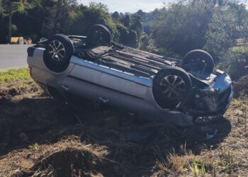carro capotado em Gravataí