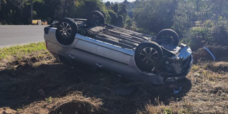 carro capotado em Gravataí