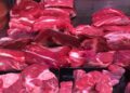 Carnes em cima de uma mesa