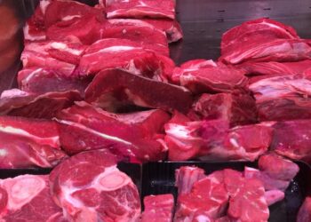 Carnes em cima de uma mesa