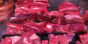 Carnes em cima de uma mesa
