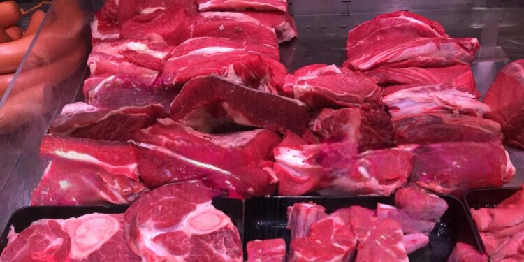 Carnes em cima de uma mesa