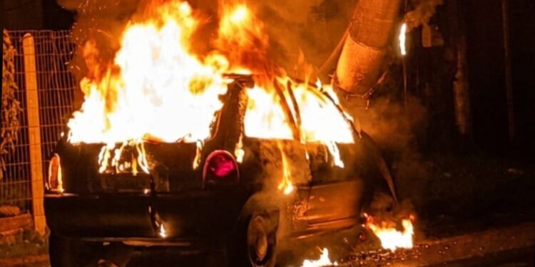 Carro colide em poste em Gravataí