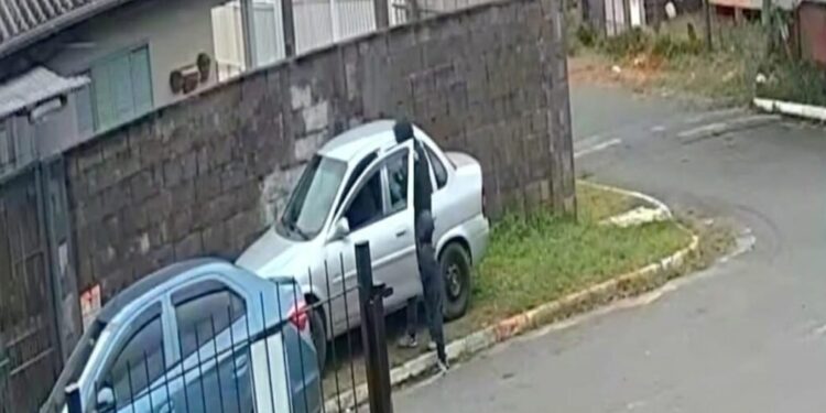 Carro sendo furtado em Gravataí