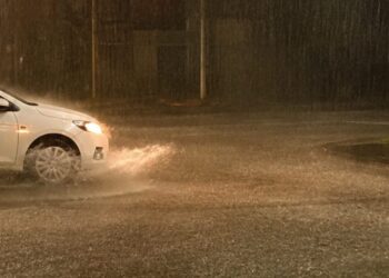 carro na chuva em Gravataí