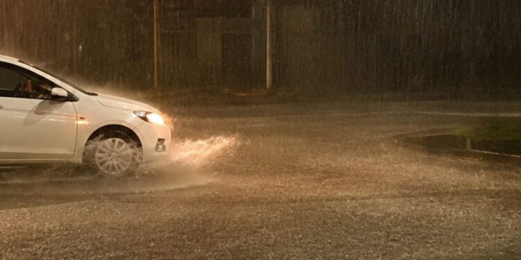 carro na chuva em Gravataí