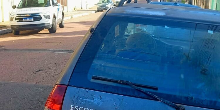 Um escort e a viatura da fiscalização de trânsito