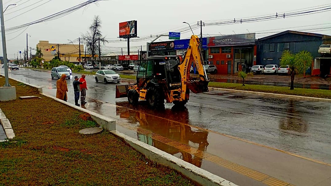 Trabalhadores realizando limpeza