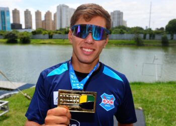 Lucas Kroeff com a medalha