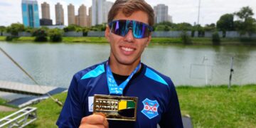 Lucas Kroeff com a medalha